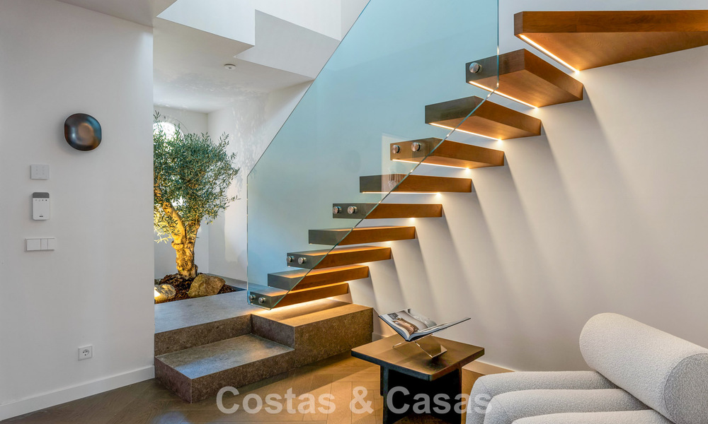 Ático dúplex moderno reformado en venta, a poca distancia de los servicios en el valle del golf de Nueva Andalucía, Marbella 793379