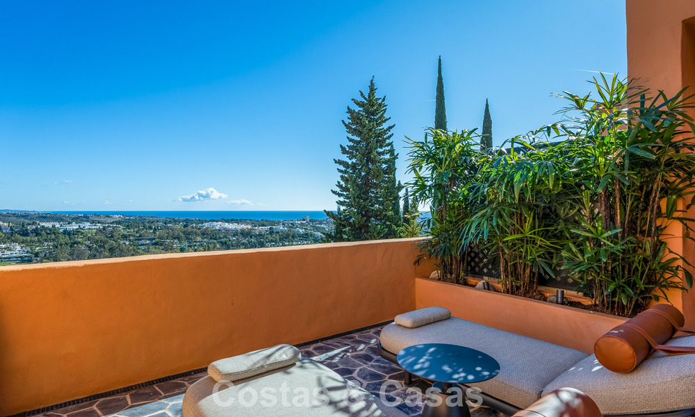 Ático dúplex moderno reformado en venta, a poca distancia de los servicios en el valle del golf de Nueva Andalucía, Marbella 793382