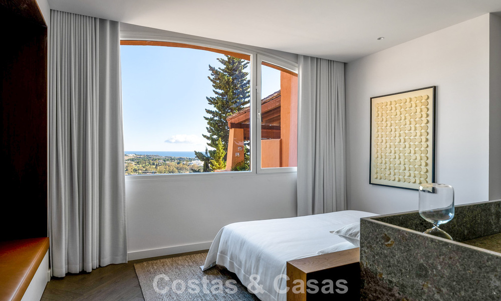 Ático dúplex moderno reformado en venta, a poca distancia de los servicios en el valle del golf de Nueva Andalucía, Marbella 793387