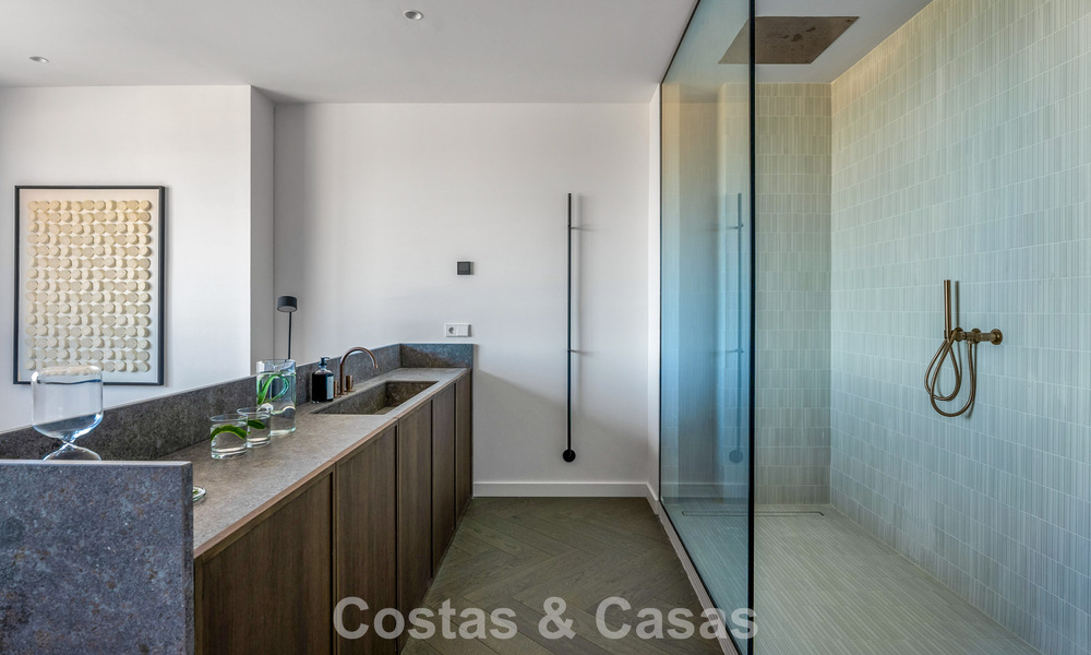 Ático dúplex moderno reformado en venta, a poca distancia de los servicios en el valle del golf de Nueva Andalucía, Marbella 793388