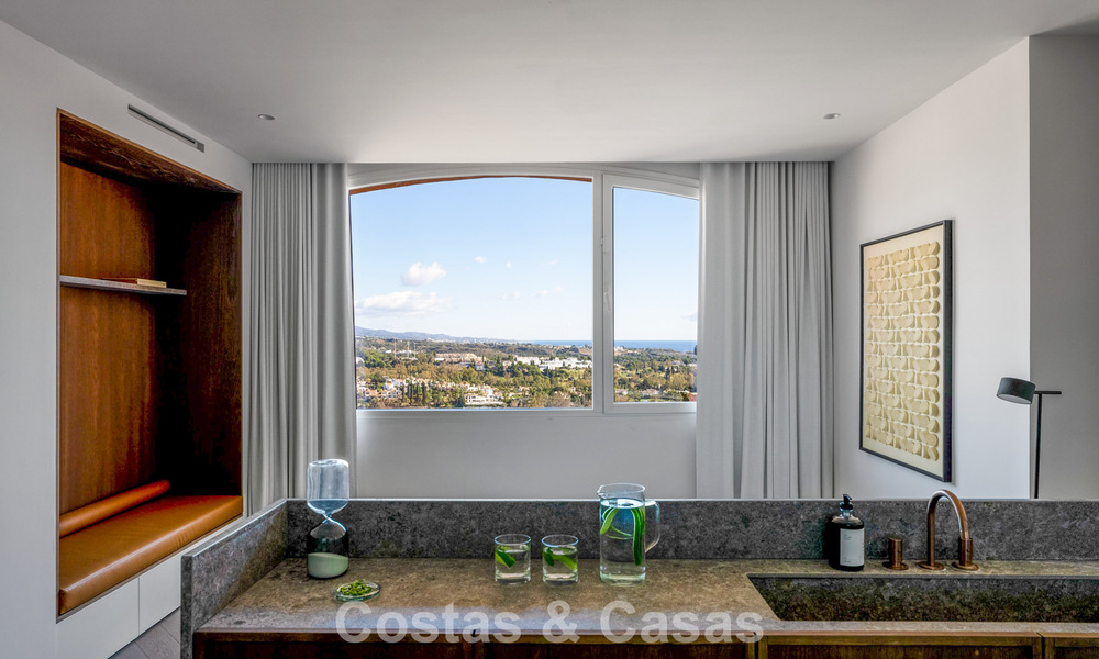 Ático dúplex moderno reformado en venta, a poca distancia de los servicios en el valle del golf de Nueva Andalucía, Marbella 793389
