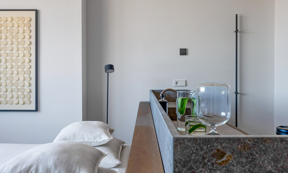 Ático dúplex moderno reformado en venta, a poca distancia de los servicios en el valle del golf de Nueva Andalucía, Marbella 793391