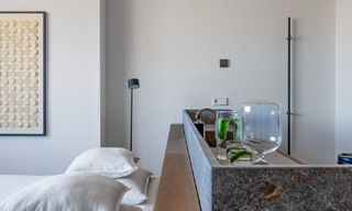 Ático dúplex moderno reformado en venta, a poca distancia de los servicios en el valle del golf de Nueva Andalucía, Marbella 793391 