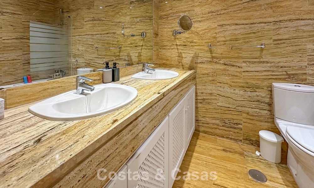 Apartamento en planta baja cerca de la playa en venta a poca distancia de la playa y Puerto Banús, Marbella 776336