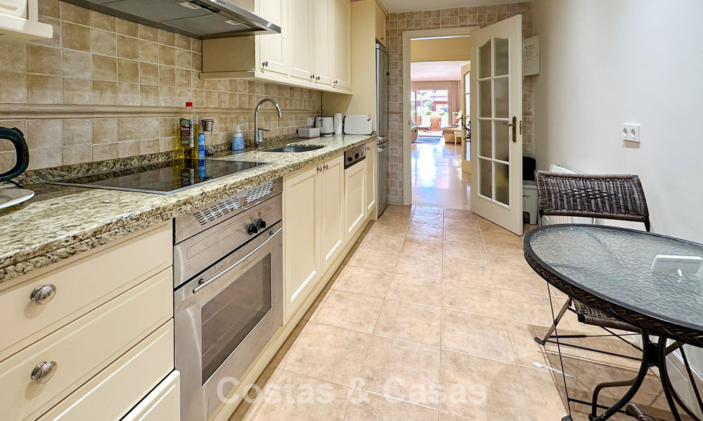 Apartamento en planta baja cerca de la playa en venta a poca distancia de la playa y Puerto Banús, Marbella 776339