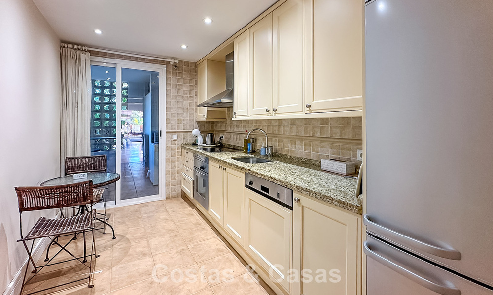 Apartamento en planta baja cerca de la playa en venta a poca distancia de la playa y Puerto Banús, Marbella 776340