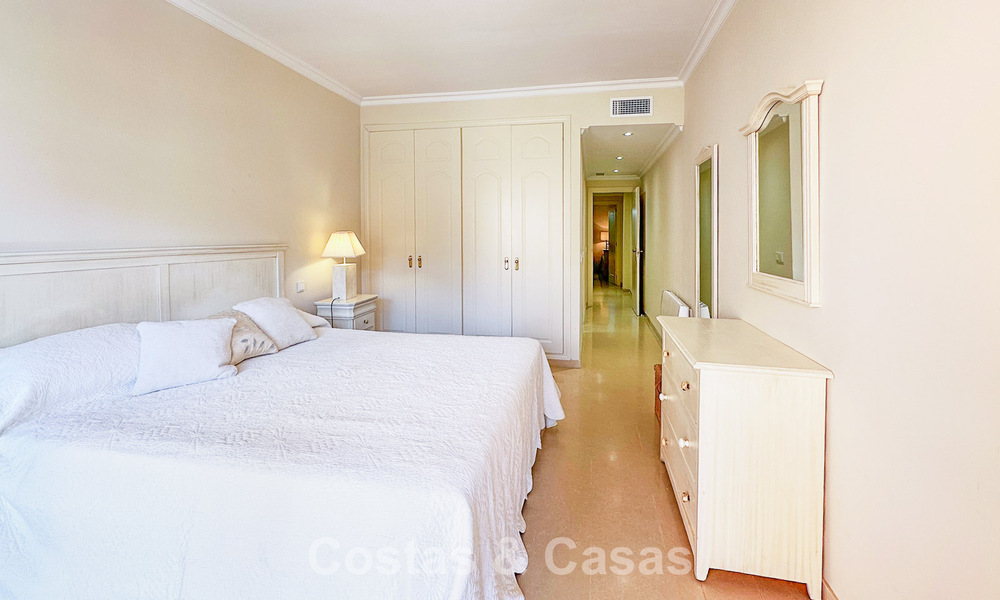 Apartamento en planta baja cerca de la playa en venta a poca distancia de la playa y Puerto Banús, Marbella 776345