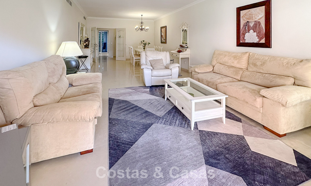 Apartamento en planta baja cerca de la playa en venta a poca distancia de la playa y Puerto Banús, Marbella 776347