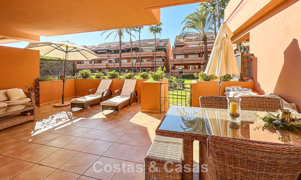 Apartamento en planta baja cerca de la playa en venta a poca distancia de la playa y Puerto Banús, Marbella 776350