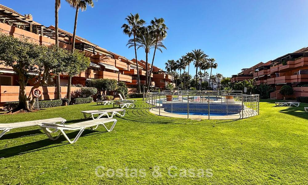 Apartamento en planta baja cerca de la playa en venta a poca distancia de la playa y Puerto Banús, Marbella 776355
