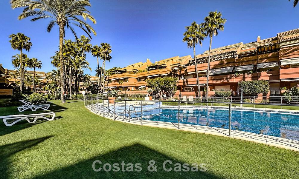 Apartamento en planta baja cerca de la playa en venta a poca distancia de la playa y Puerto Banús, Marbella 776356