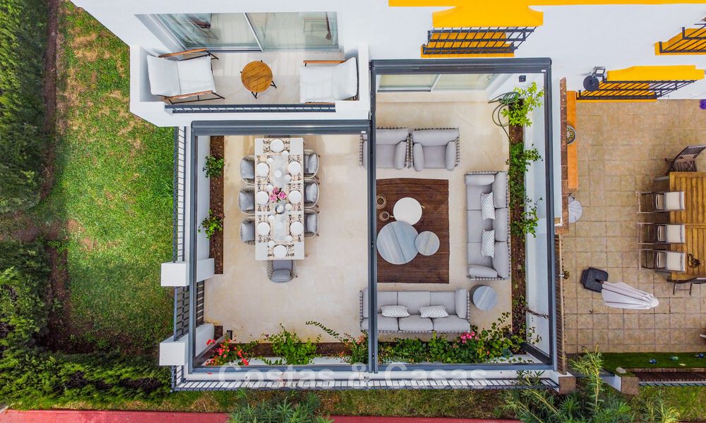 Casa adosada en venta a unos metros de la playa en la Milla de Oro de Marbella 776447
