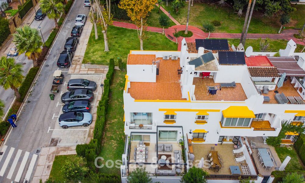 Casa adosada en venta a unos metros de la playa en la Milla de Oro de Marbella 776448