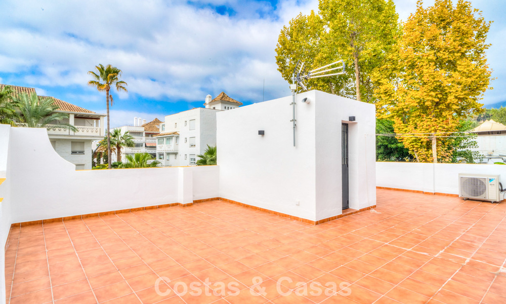 Casa adosada en venta a unos metros de la playa en la Milla de Oro de Marbella 776466
