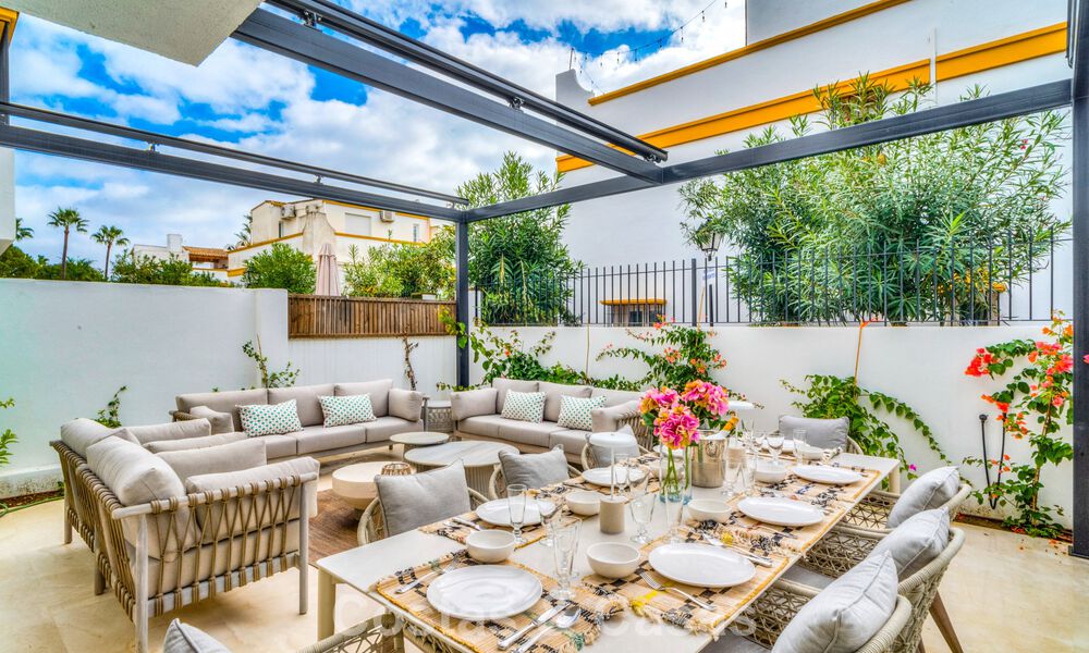 Casa adosada en venta a unos metros de la playa en la Milla de Oro de Marbella 776471