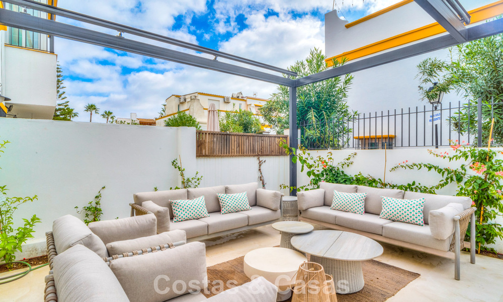 Casa adosada en venta a unos metros de la playa en la Milla de Oro de Marbella 776472
