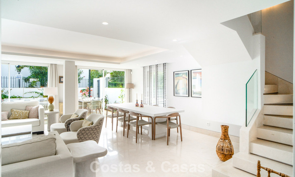 Casa adosada en venta a unos metros de la playa en la Milla de Oro de Marbella 776477