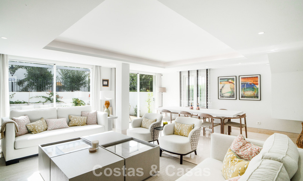 Casa adosada en venta a unos metros de la playa en la Milla de Oro de Marbella 776480