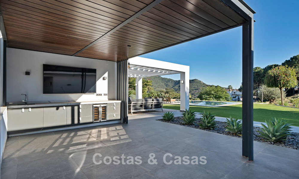 Lujosa villa de estilo mediterráneo en venta en una comunidad cerrada rodeada de naturaleza en Marbella - Benahavis 776498