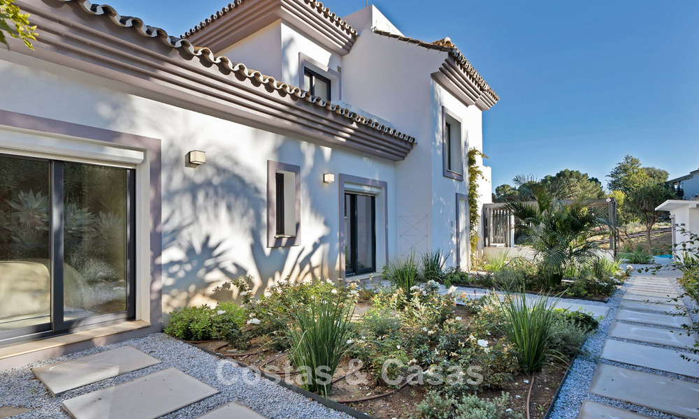 Lujosa villa de estilo mediterráneo en venta en una comunidad cerrada rodeada de naturaleza en Marbella - Benahavis 776499
