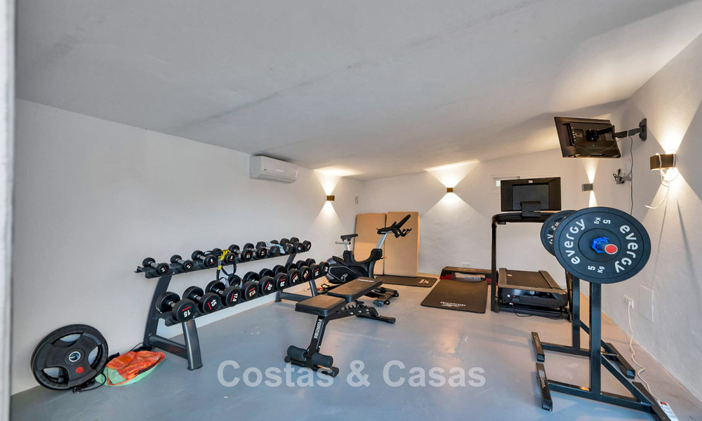 Lujosa villa de estilo mediterráneo en venta en una comunidad cerrada rodeada de naturaleza en Marbella - Benahavis 776503