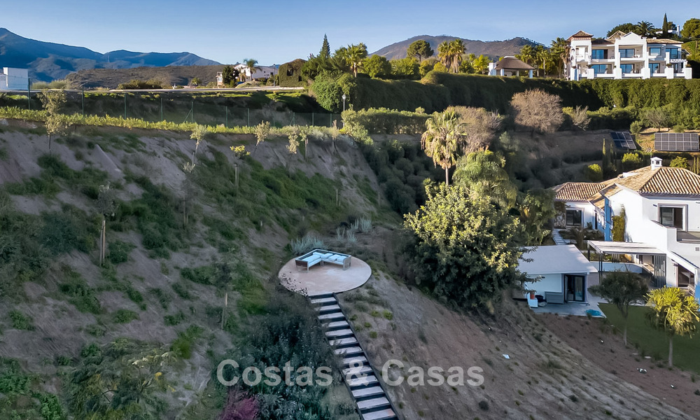 Lujosa villa de estilo mediterráneo en venta en una comunidad cerrada rodeada de naturaleza en Marbella - Benahavis 776504