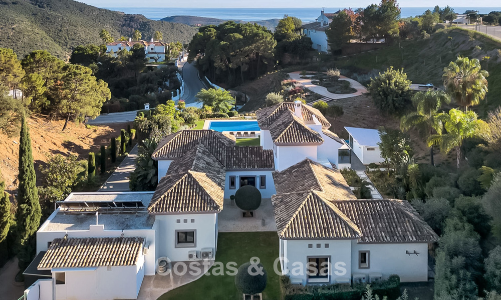 Lujosa villa de estilo mediterráneo en venta en una comunidad cerrada rodeada de naturaleza en Marbella - Benahavis 776505