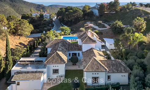 Lujosa villa de estilo mediterráneo en venta en una comunidad cerrada rodeada de naturaleza en Marbella - Benahavis 776505