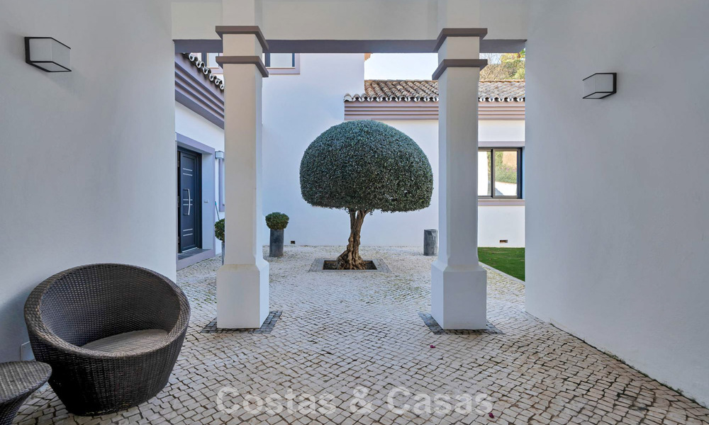Lujosa villa de estilo mediterráneo en venta en una comunidad cerrada rodeada de naturaleza en Marbella - Benahavis 776508