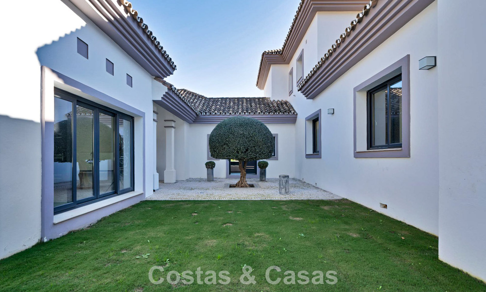Lujosa villa de estilo mediterráneo en venta en una comunidad cerrada rodeada de naturaleza en Marbella - Benahavis 776509