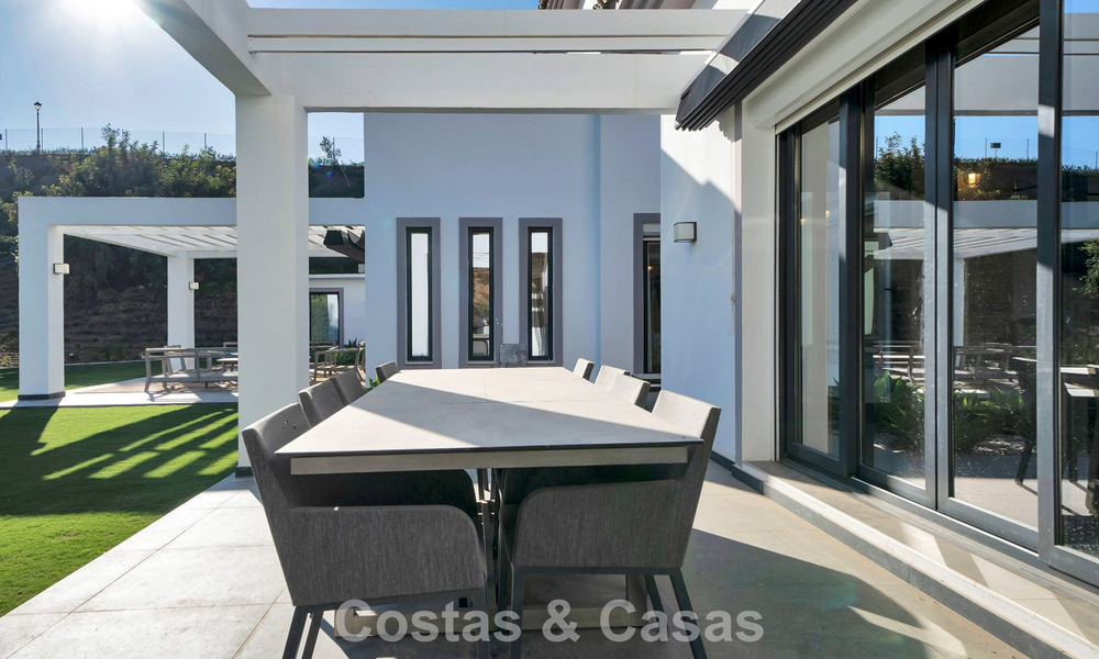 Lujosa villa de estilo mediterráneo en venta en una comunidad cerrada rodeada de naturaleza en Marbella - Benahavis 776510