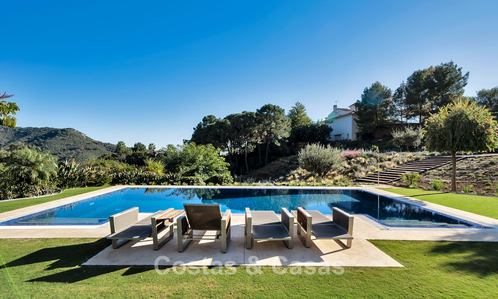 Lujosa villa de estilo mediterráneo en venta en una comunidad cerrada rodeada de naturaleza en Marbella - Benahavis 776513