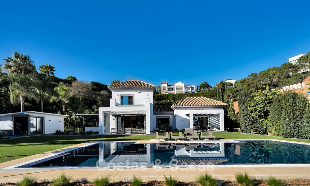 Lujosa villa de estilo mediterráneo en venta en una comunidad cerrada rodeada de naturaleza en Marbella - Benahavis 776514