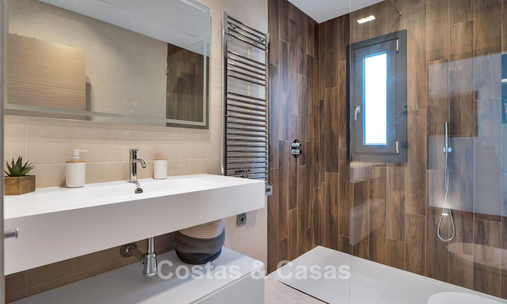 Lujosa villa de estilo mediterráneo en venta en una comunidad cerrada rodeada de naturaleza en Marbella - Benahavis 776521