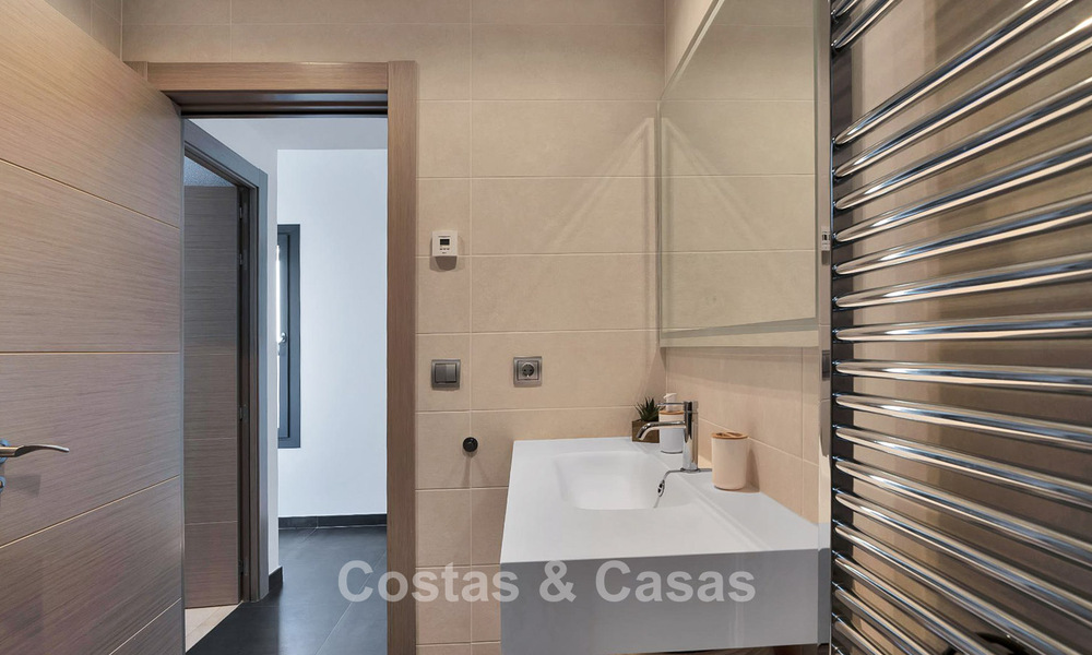 Lujosa villa de estilo mediterráneo en venta en una comunidad cerrada rodeada de naturaleza en Marbella - Benahavis 776523