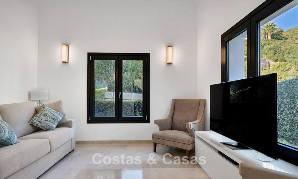 Lujosa villa de estilo mediterráneo en venta en una comunidad cerrada rodeada de naturaleza en Marbella - Benahavis 776525