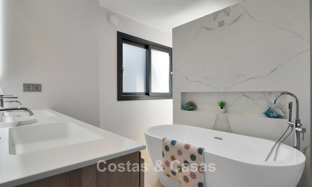 Lujosa villa de estilo mediterráneo en venta en una comunidad cerrada rodeada de naturaleza en Marbella - Benahavis 776531
