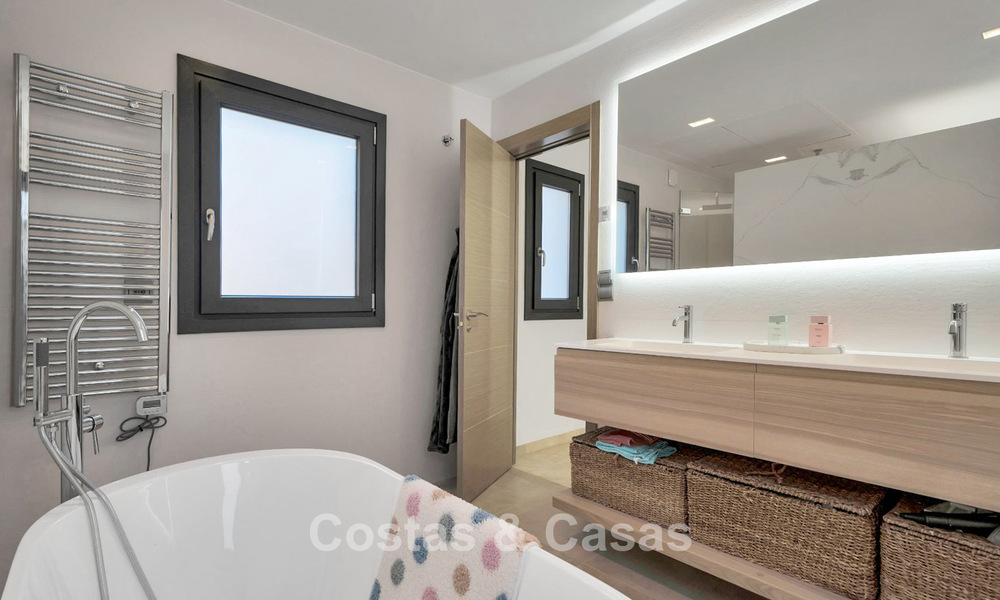 Lujosa villa de estilo mediterráneo en venta en una comunidad cerrada rodeada de naturaleza en Marbella - Benahavis 776532