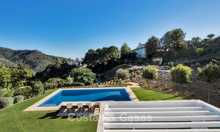 Lujosa villa de estilo mediterráneo en venta en una comunidad cerrada rodeada de naturaleza en Marbella - Benahavis 776534 