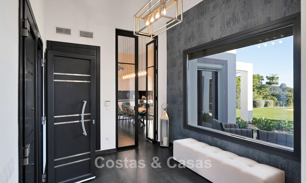 Lujosa villa de estilo mediterráneo en venta en una comunidad cerrada rodeada de naturaleza en Marbella - Benahavis 776535