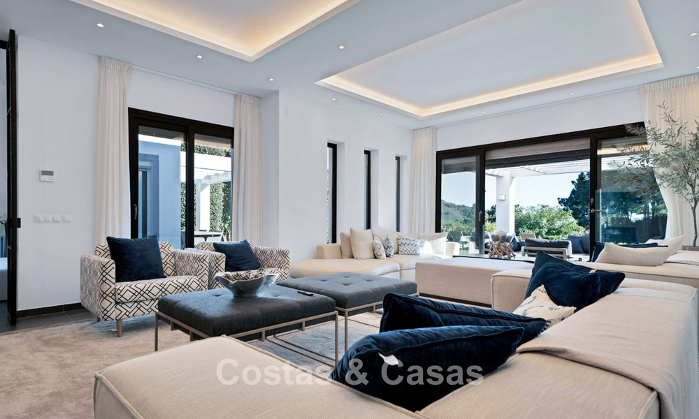 Lujosa villa de estilo mediterráneo en venta en una comunidad cerrada rodeada de naturaleza en Marbella - Benahavis 776536