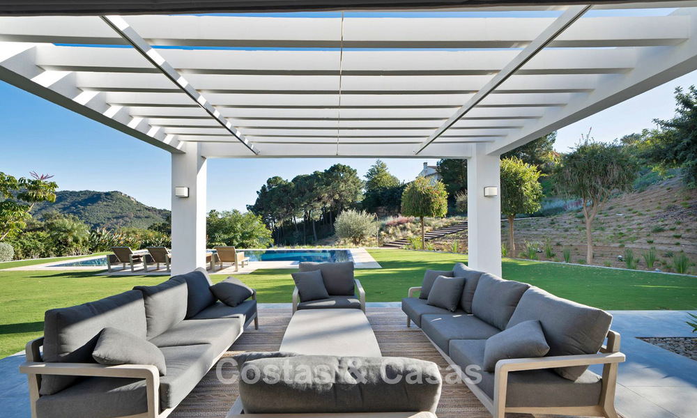 Lujosa villa de estilo mediterráneo en venta en una comunidad cerrada rodeada de naturaleza en Marbella - Benahavis 776538