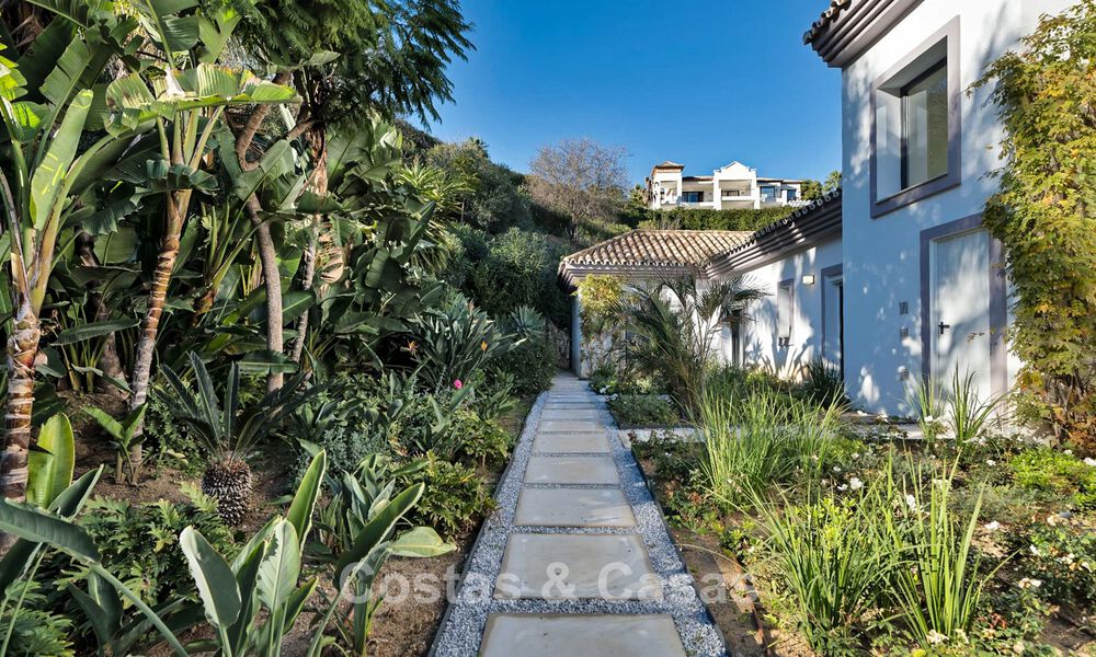 Lujosa villa de estilo mediterráneo en venta en una comunidad cerrada rodeada de naturaleza en Marbella - Benahavis 776540