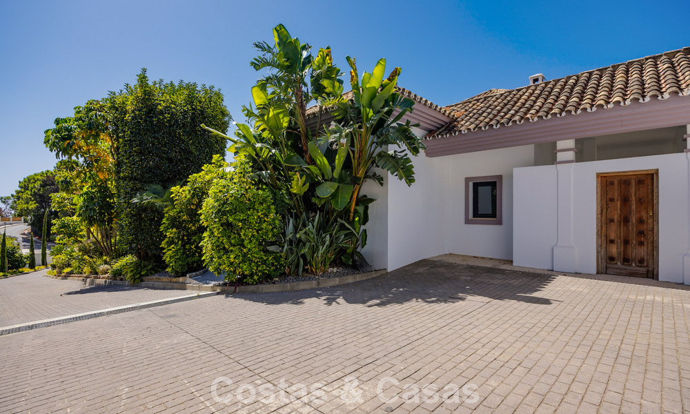 Lujosa villa de estilo mediterráneo en venta en una comunidad cerrada rodeada de naturaleza en Marbella - Benahavis 805689