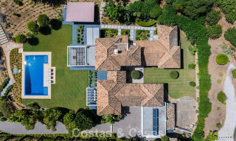 Lujosa villa de estilo mediterráneo en venta en una comunidad cerrada rodeada de naturaleza en Marbella - Benahavis 805690