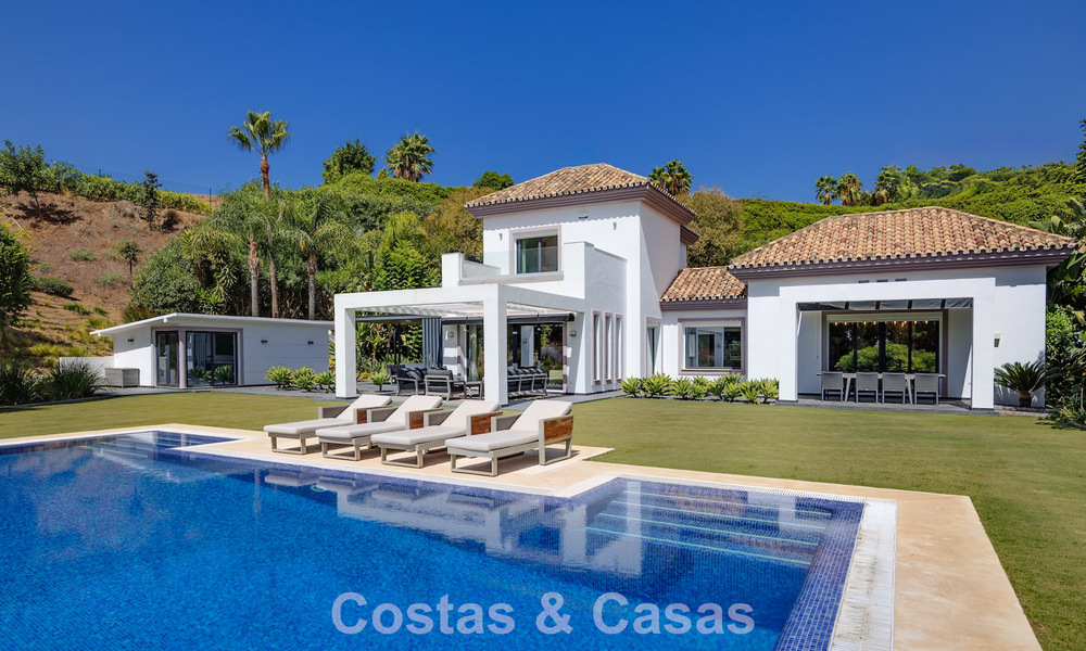 Lujosa villa de estilo mediterráneo en venta en una comunidad cerrada rodeada de naturaleza en Marbella - Benahavis 805692