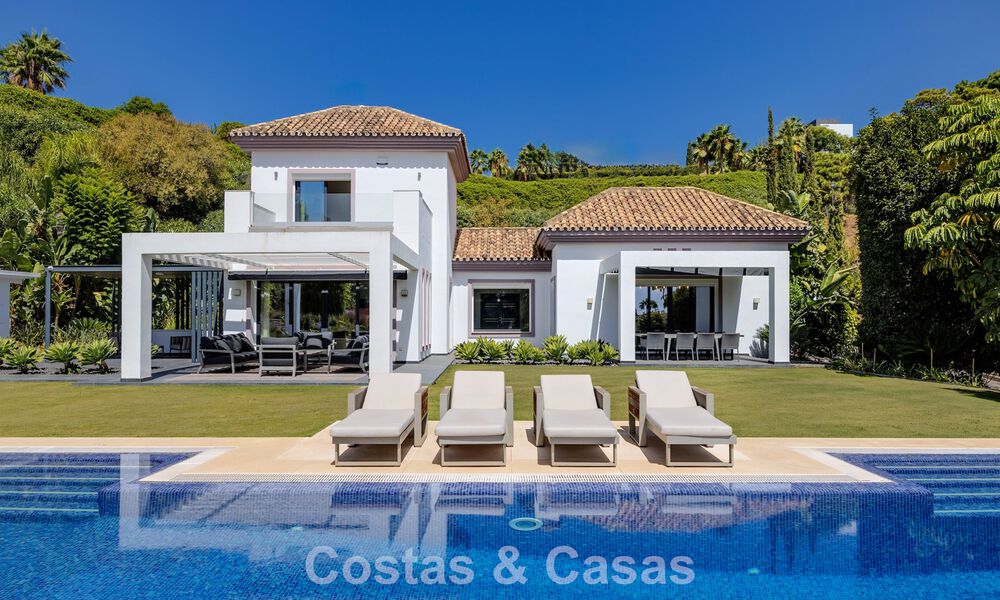 Lujosa villa de estilo mediterráneo en venta en una comunidad cerrada rodeada de naturaleza en Marbella - Benahavis 805693
