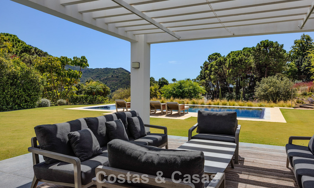 Lujosa villa de estilo mediterráneo en venta en una comunidad cerrada rodeada de naturaleza en Marbella - Benahavis 805695
