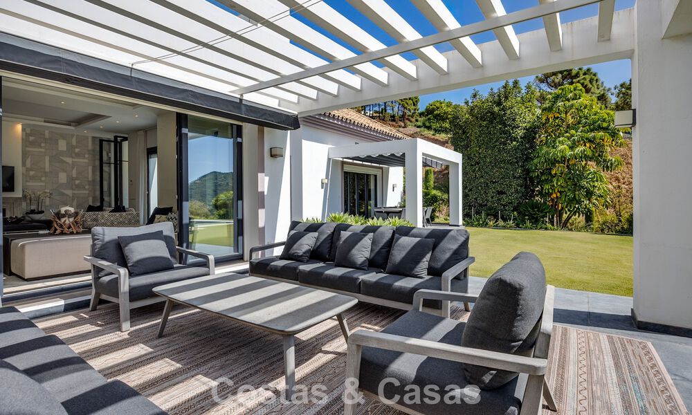 Lujosa villa de estilo mediterráneo en venta en una comunidad cerrada rodeada de naturaleza en Marbella - Benahavis 805697