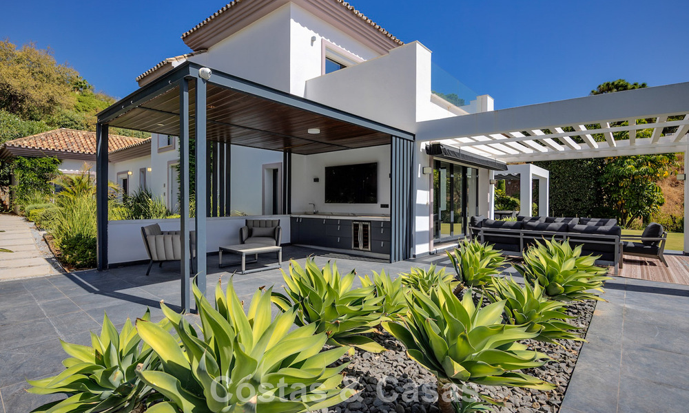 Lujosa villa de estilo mediterráneo en venta en una comunidad cerrada rodeada de naturaleza en Marbella - Benahavis 805699